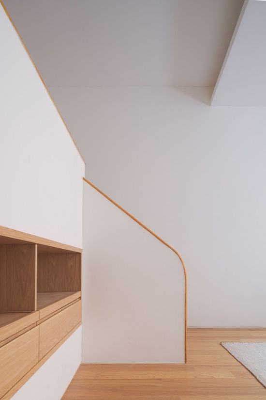 楼梯与木质搁架细部 / detail of the staircase and timber shelving