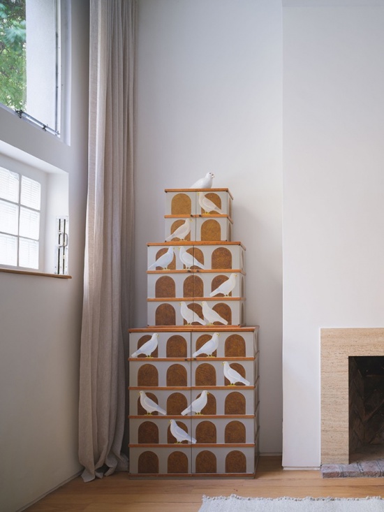 壁炉旁的镂空砌块置物墙 / perforated block shelving wall by the fireplace