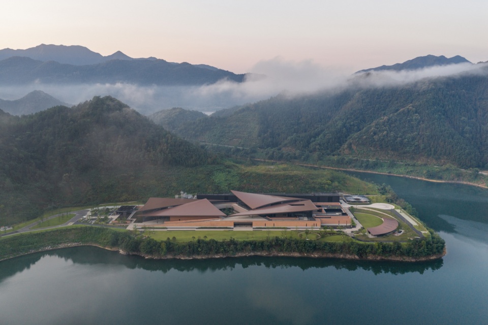 项目正立面鸟瞰,Aerial view of the lake-facing elevation