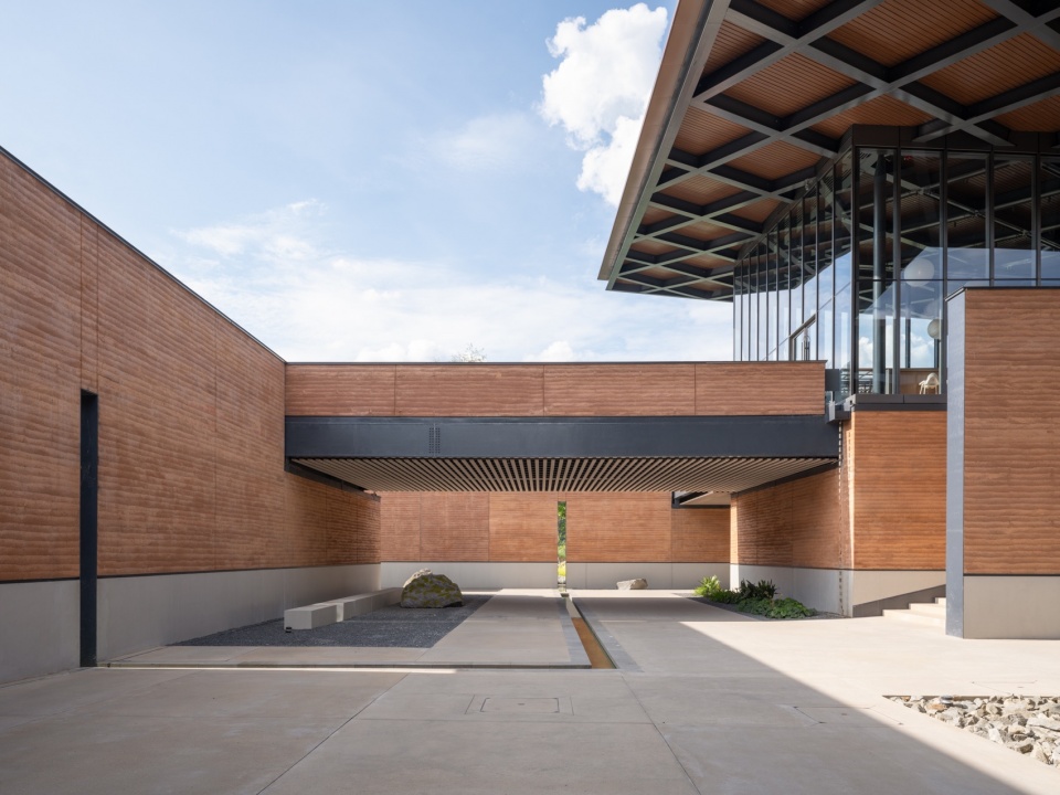 夯土的庭院与连廊,Rammed-earth courtyard and corridor