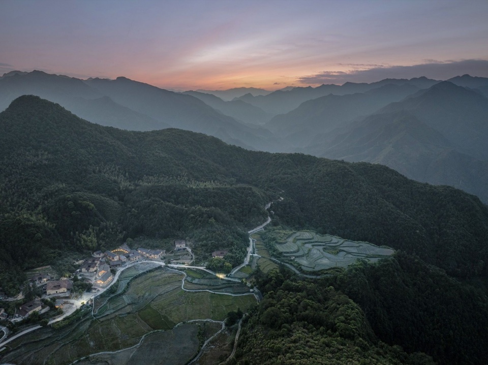 高山台地上的项目所在村落黄昏景 / The village on its mountain plateau at dusk