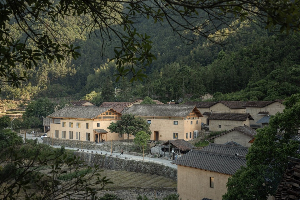 从山坡看改造完成的老屋融入村落 / Renovated houses blending into the village, seen from the hillside