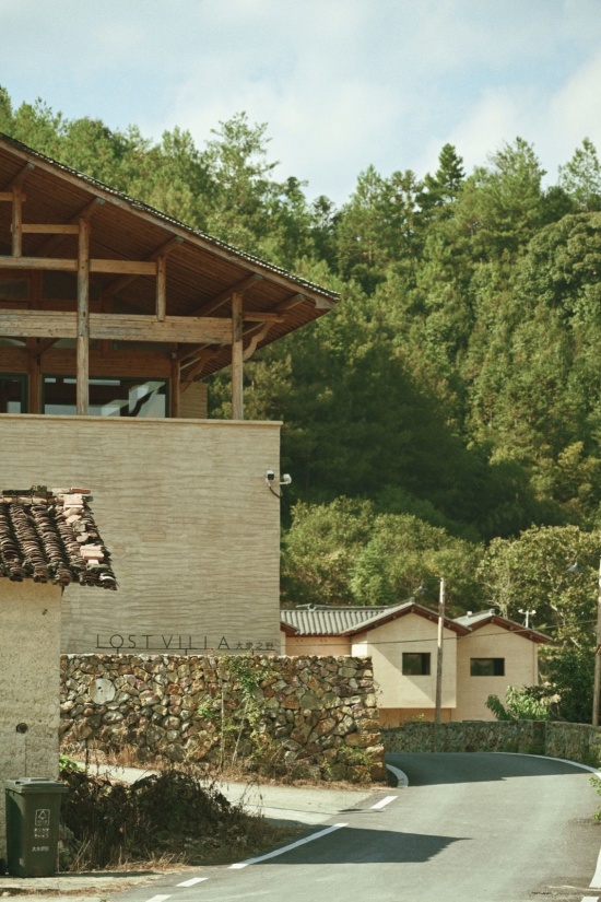 从村民广场走向改造的老屋 / Approaching the renovated houses from the village square
