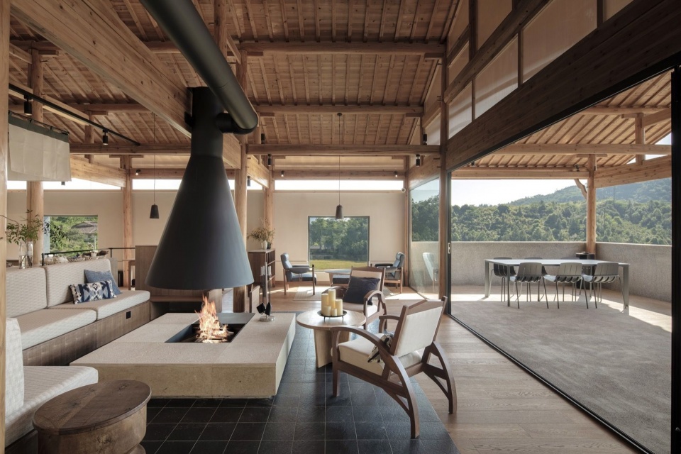 火塘区和露台灰空间 / Fireplace lounge and sheltered terrace