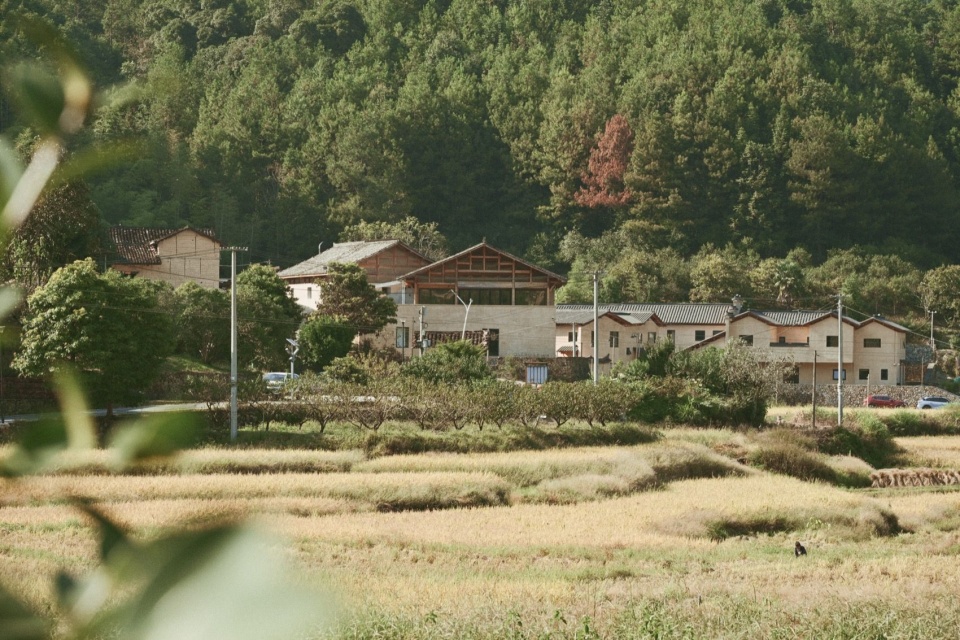 远看村落一期改造老屋建筑群 / A distant view of the first-phase renovations
