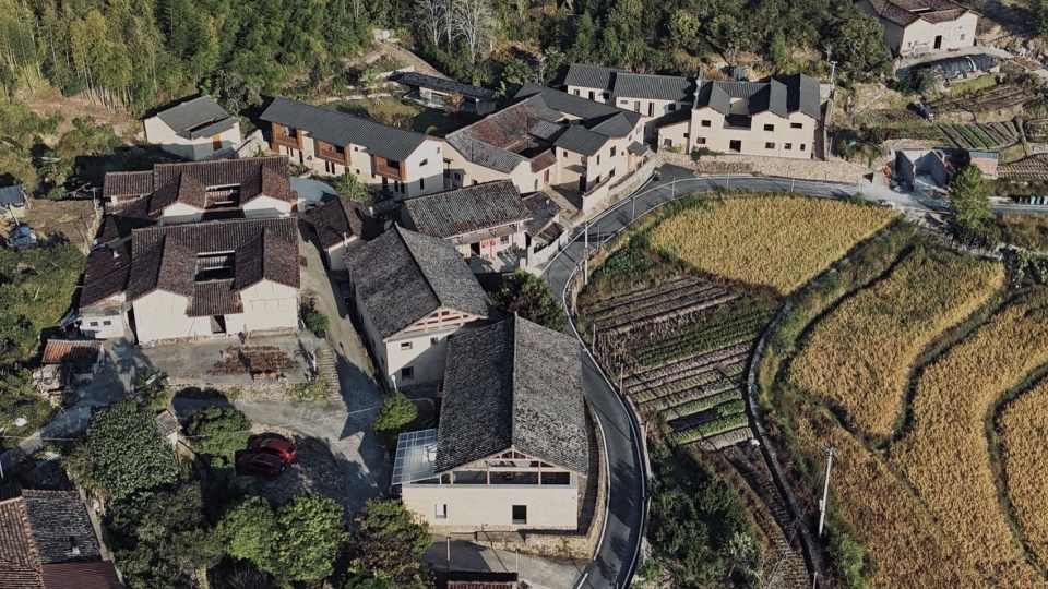 通过对建筑边界空间内外界面的保持,改造后的一期房屋可以很好的延续原有的村落形态与聚落肌理,安静的融入在村落之中 / Retained building boundaries and spatial interfaces allow the renovated houses to sustain the village fabric and blend quietly into the settlement