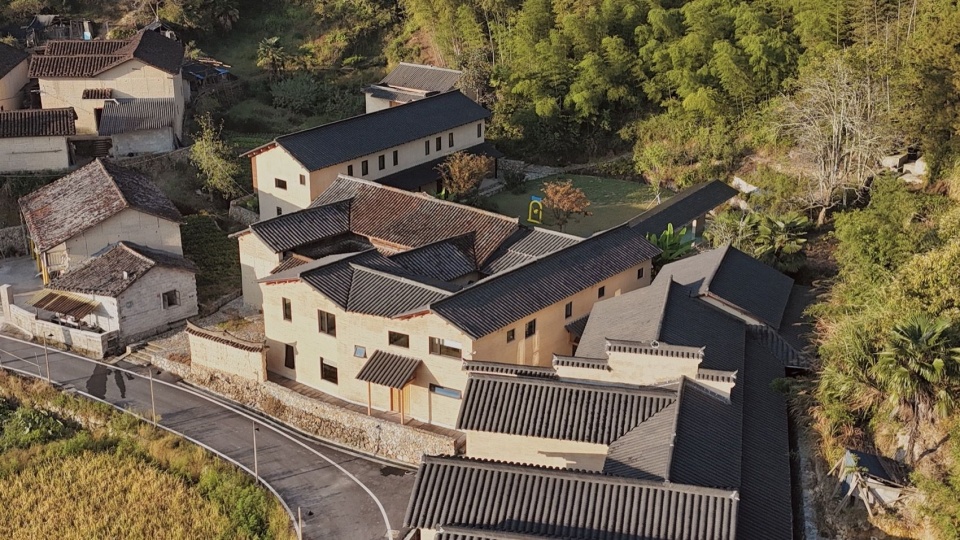 改造的建筑与老屋仍然保持了原有的空间关系和屋顶高低错落的层次 / Renovated and older houses retain their spatial relationships and staggered rooflines