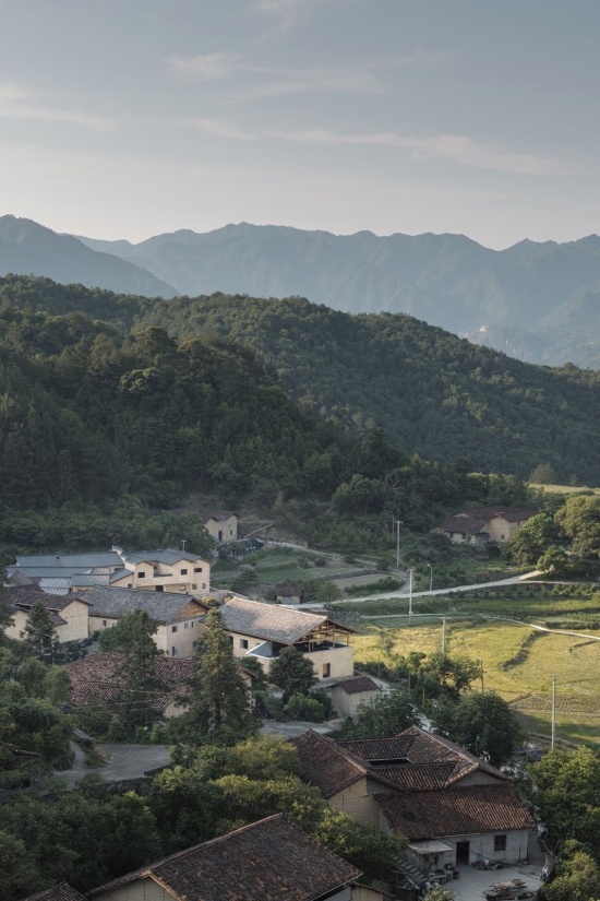 从村落高处回看一期改造区和远山 / Looking towards the first-phase renovation area and distant mountains from the upper village