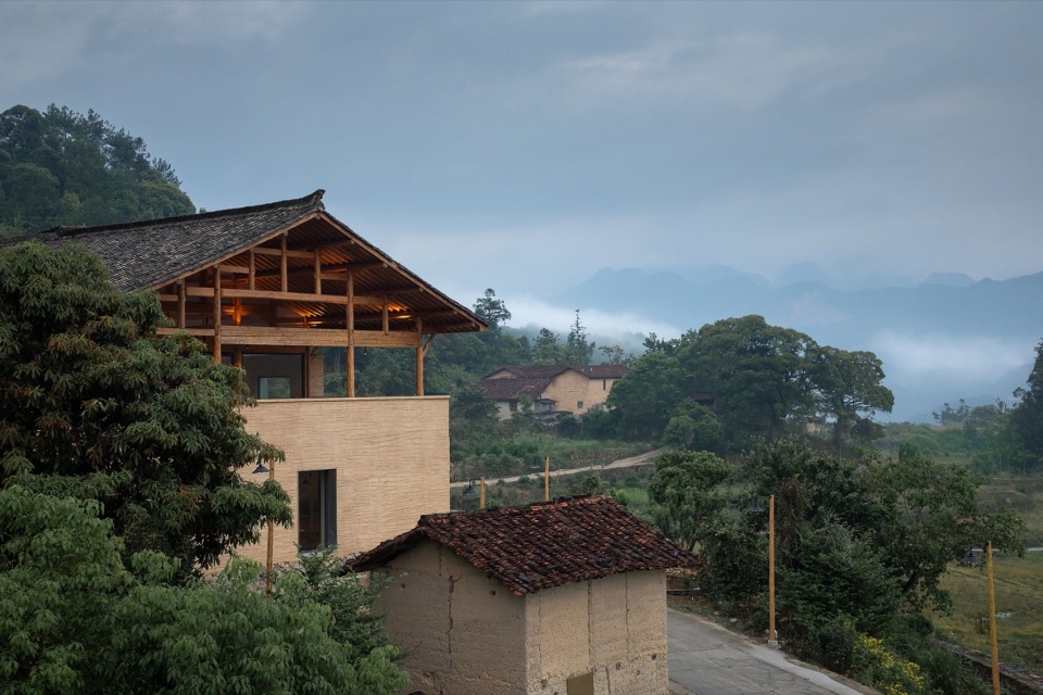 清晨看25号楼与近处的谷仓,远处的老屋和古树 / Building 25 and the nearby granary in the morning, with old houses and ancient trees beyond