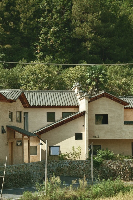 18、19号楼高低错落的不规则屋面与立面开洞、开窗处理 / Staggered, irregular roofs and façade openings of Buildings 18 and 19