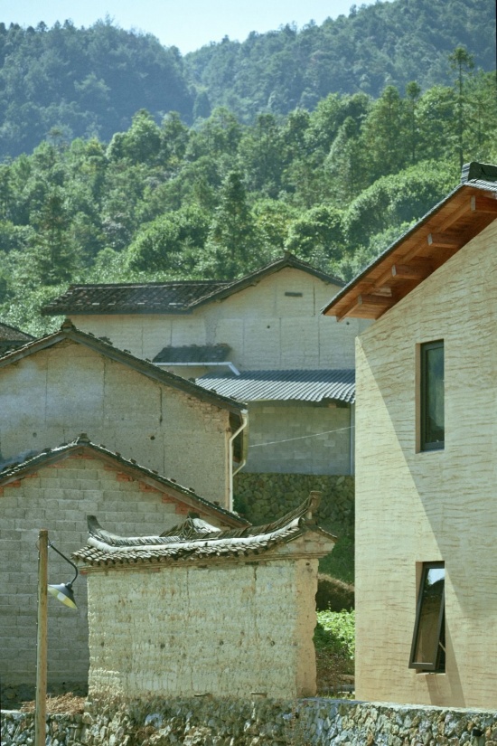 22号楼的山墙与背后远景的老屋山墙摄影,新建筑的木构架屋面与山墙顶的关系与老建筑略有区别 / The gables of Building 22 and an older house beyond; the new timber roof meets its gable slightly differently from the old construction