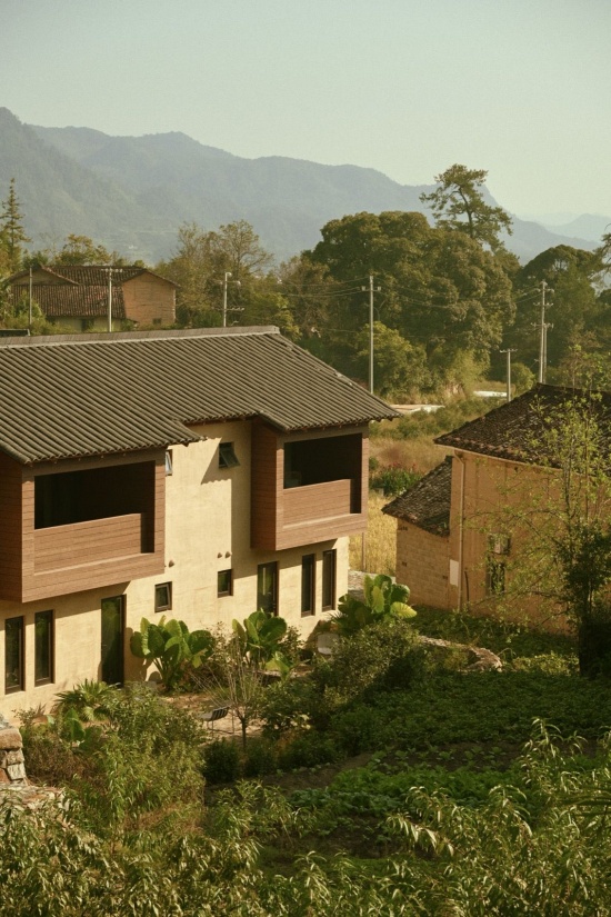 从后山上看22号楼与后院的关系 / Building 22 and its rear courtyard seen from the hillside