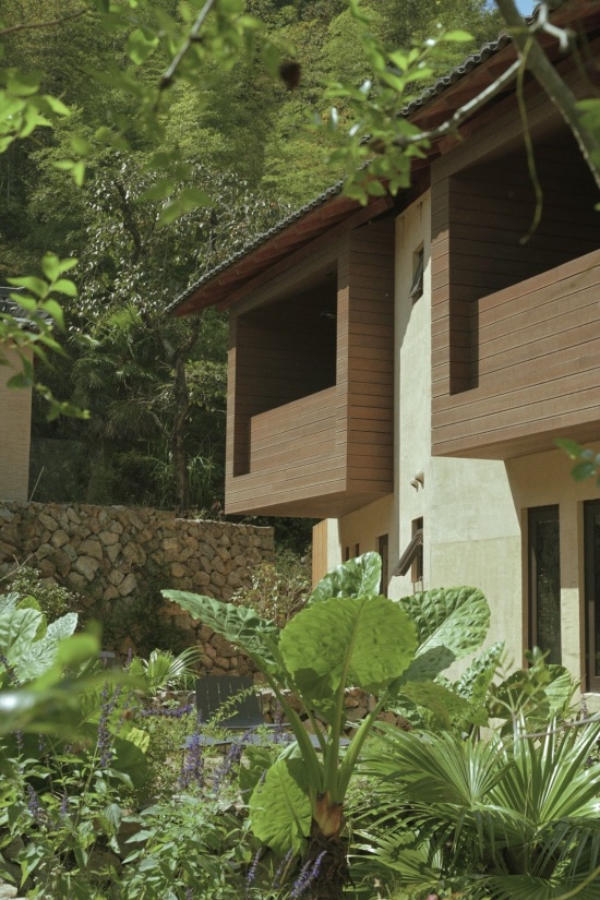 22号楼的后院与“木盒子”客房阳台 / Rear courtyard and timber-box guest-room balcony of Building 22