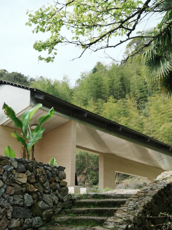 从客房区沿着石砌踏步,顺着山涧往上走的路上会路过这个水池观景亭 / The pool pavilion beside the stone steps following the mountain stream up from the guest rooms