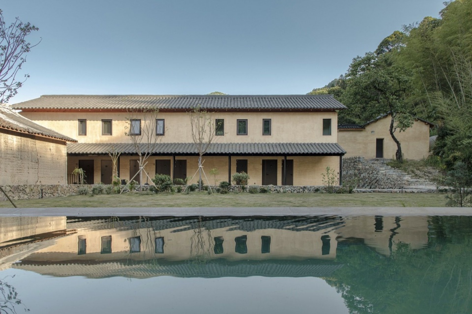 站在水池边,可以看到22号楼倒影在水中 / Building 22 reflected in the pool