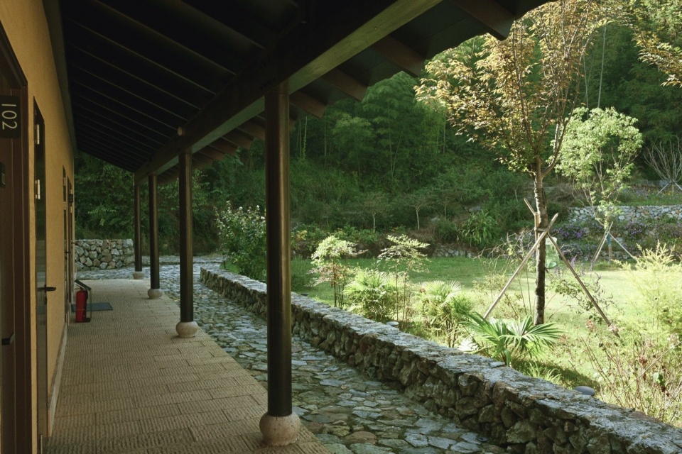 22号楼面对草坪和后山的檐廊灰空间 / Veranda of Building 22 facing the lawn and hillside