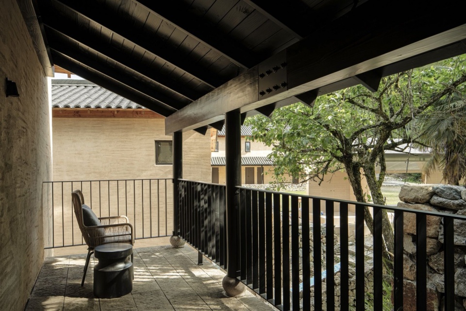 窝在屋檐下的露台里,享受后山的安静氛围 / Enjoying the quiet hillside from a terrace tucked beneath the eaves