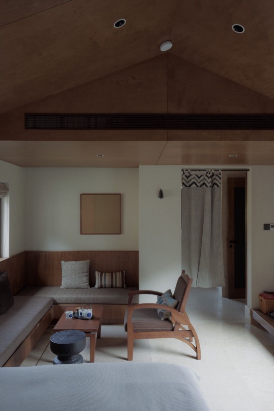 客房内对着窗景的围坐休息区 / A guest-room sitting area arranged around a window view