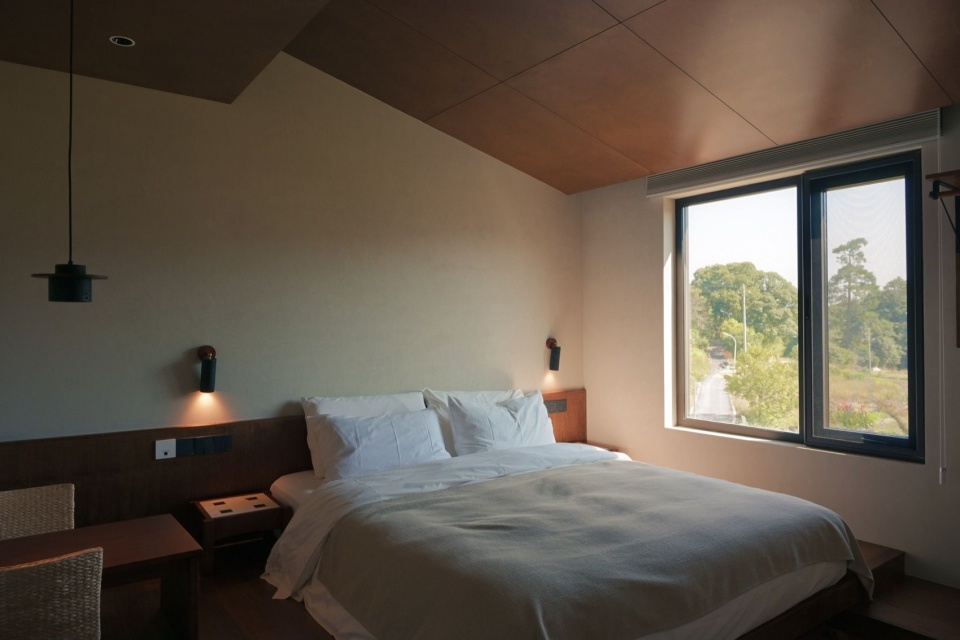 面对梯田的客房卧室外窗景 / A bedroom window overlooking the terraces