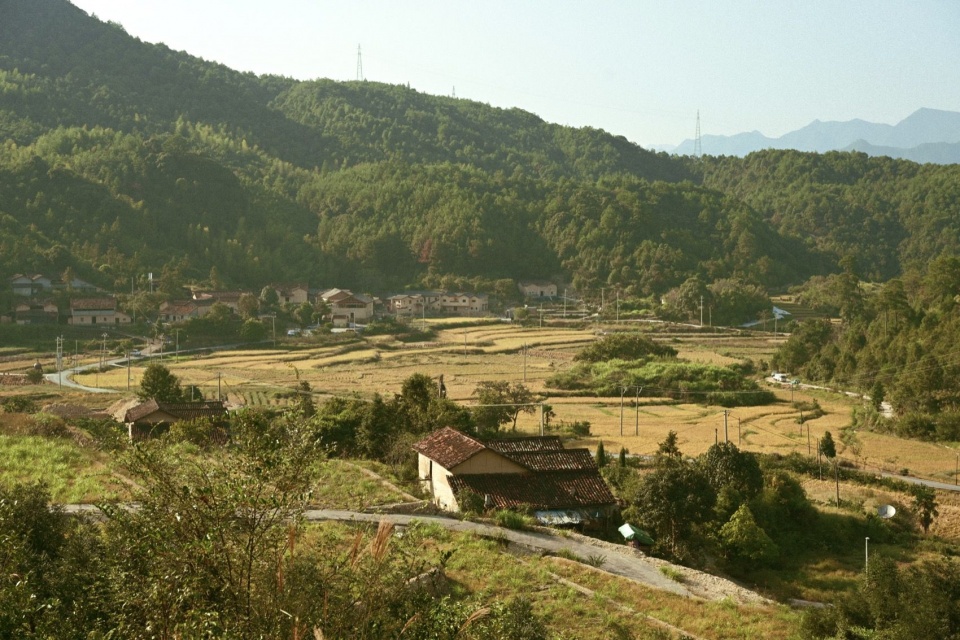 秋日村落全景 / An autumn panorama of the village