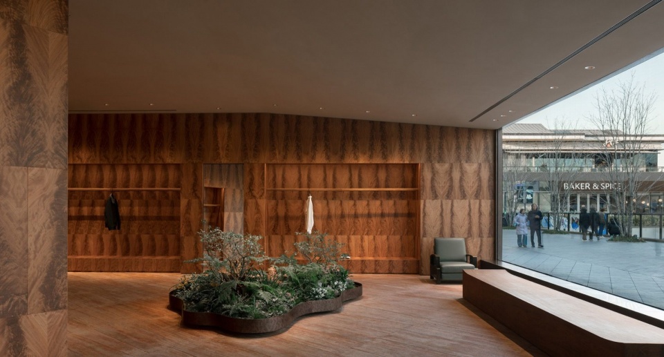 吊顶在靠近橱窗的区域降低消除了梁的阴影 / The ceiling is lowered near the display window to eliminate the shadow cast by the beam