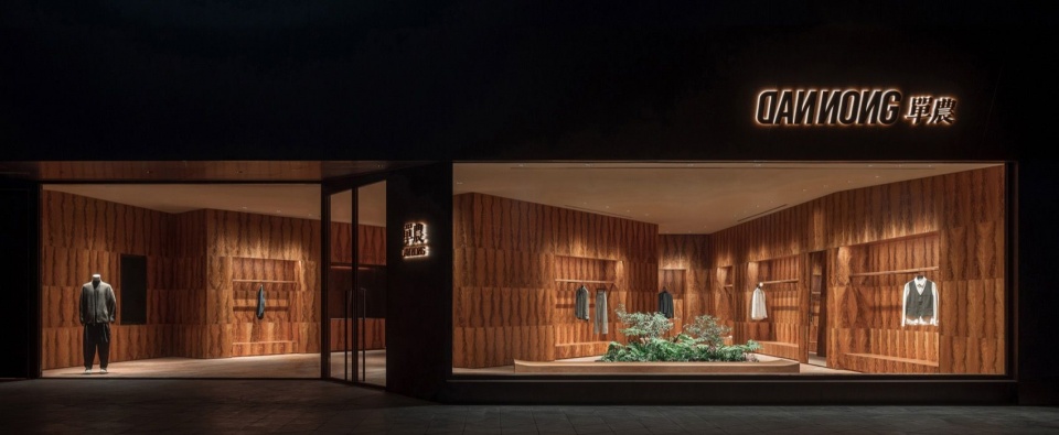 左侧的入口灰空间和右侧的展示橱窗 / The entry zone on the left and the display window on the right