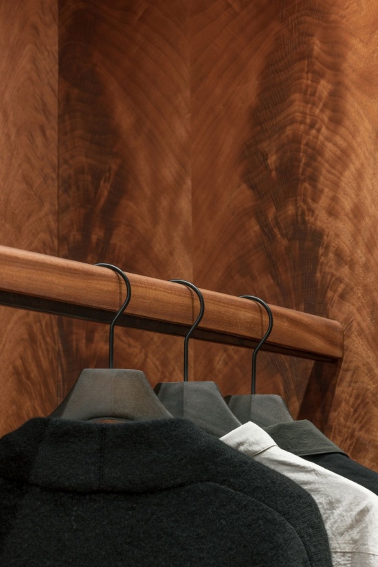 服装陈列系统与墙面构造的整合 / The garment display system is integrated into the wall assembly