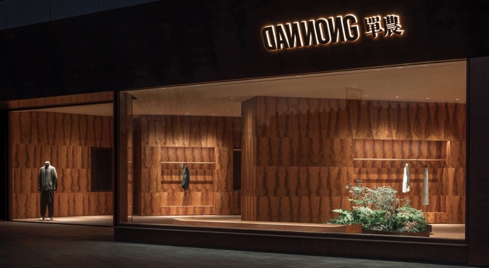 橱窗把室内空间的明亮与纵深带到夜晚的城市界面上 / The display window carries the interior’s brightness and depth onto the night-time urban interface