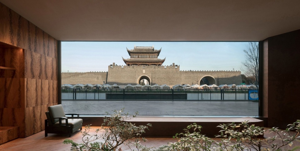 正对城门的橱窗既是店铺的展示也是向外观看的景框 / Facing the city gate, the display window serves both as a storefront showcase and a frame for looking out