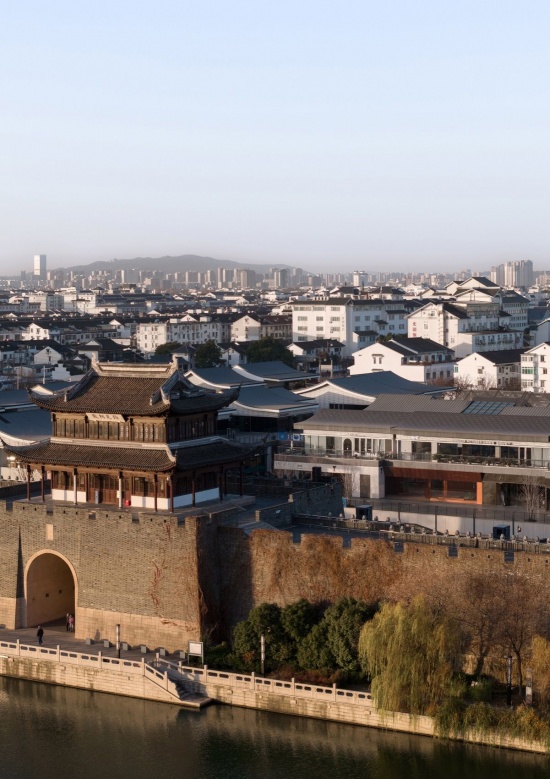 清晨的城河相门以及单农仓街店所在的城市与远山 / Suzhou City Moat, Xiangmen, and the urban setting of the DanNong Cangjie Store with distant hills in the morning
