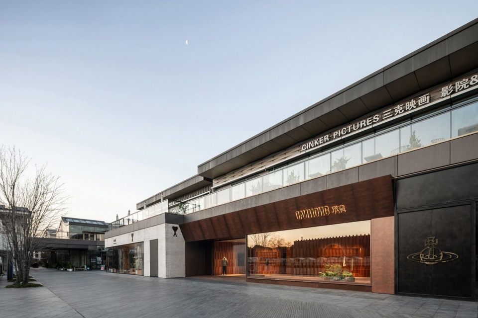 由门头、橱窗与入口灰空间组成的外立面 / The street façade is composed of the sign band, display window, and entry buffer zone