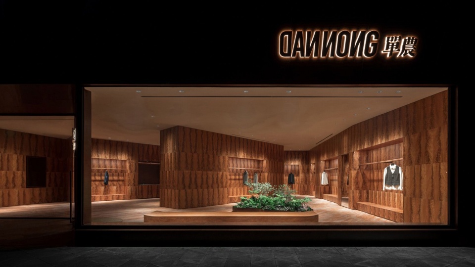 透过橱窗看见室内梯形平面空间的纵深关系 / The display window allows the depth of the interior trapezoidal-plan space to be seen