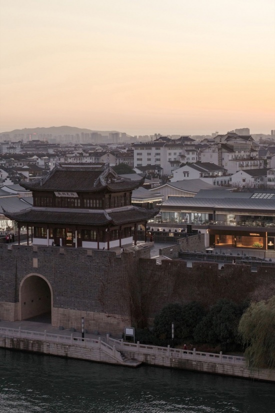 黄昏的城河相门以及单农仓街店所在的城市与远山 / Suzhou City Moat, Xiangmen, and the urban setting of the DanNong Cangjie Store with distant hills at dusk