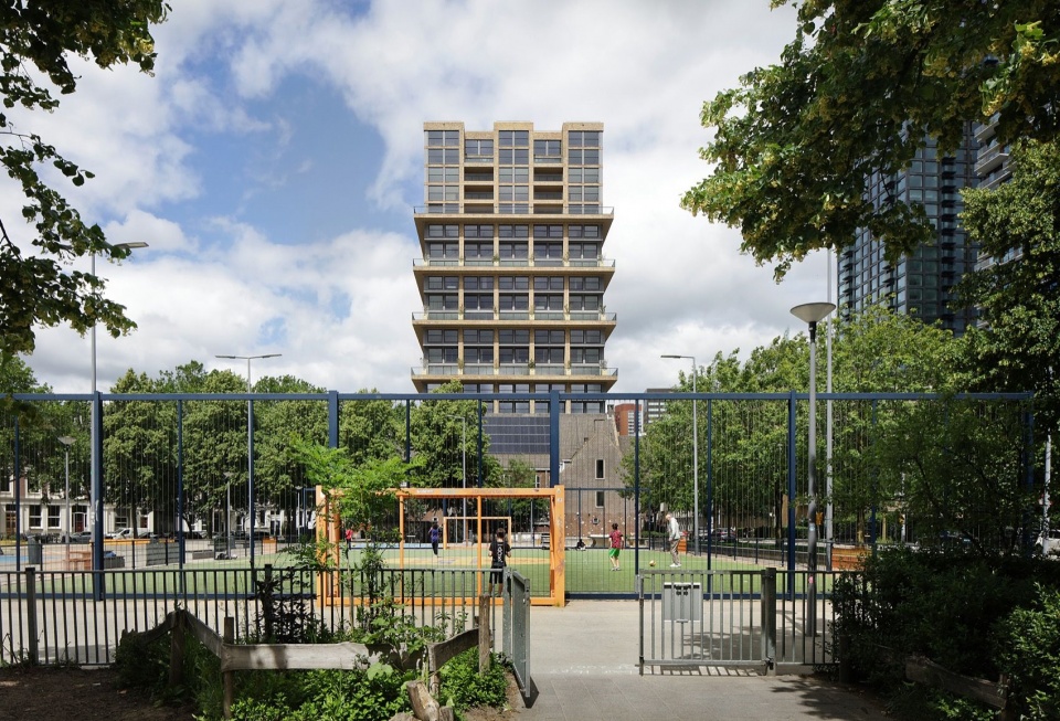 球场与住宅 / Court and housing