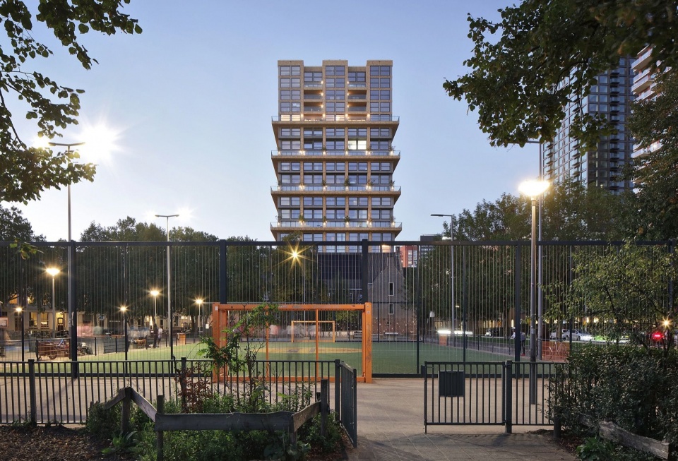 暮色中的社区球场 / Neighbourhood court at dusk