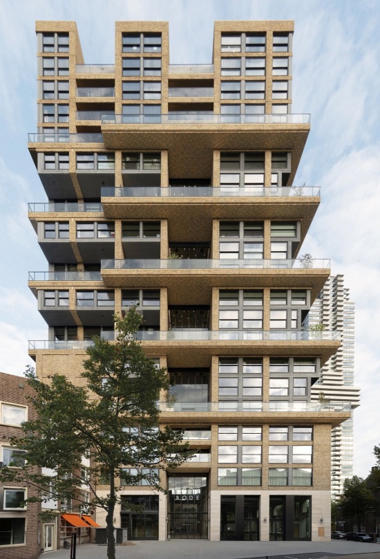 塔楼立面全景 / Full view of the tower facade