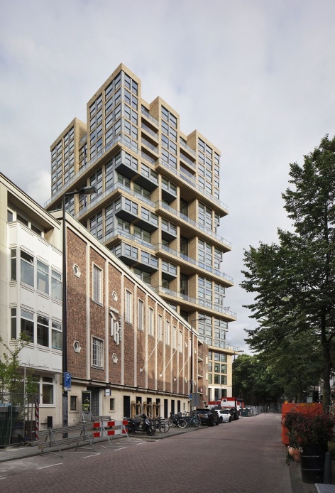 街区之间的塔楼 / Tower between neighbouring buildings