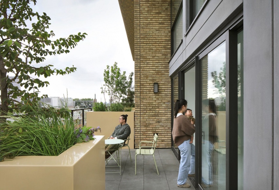 绿意环绕的休憩空间 / Seating among planting