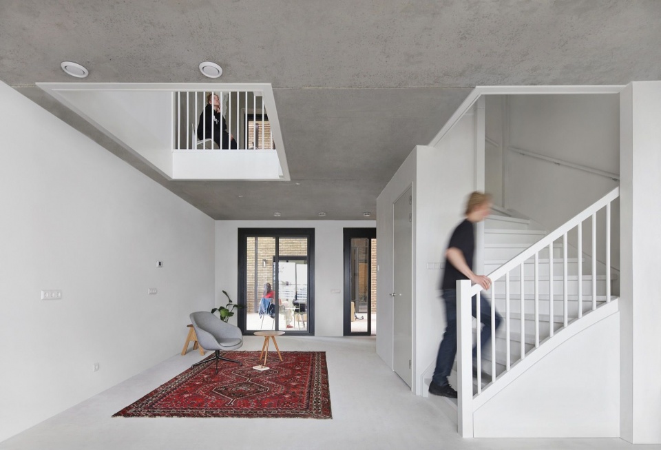 住宅内部楼梯 / Staircase inside the home
