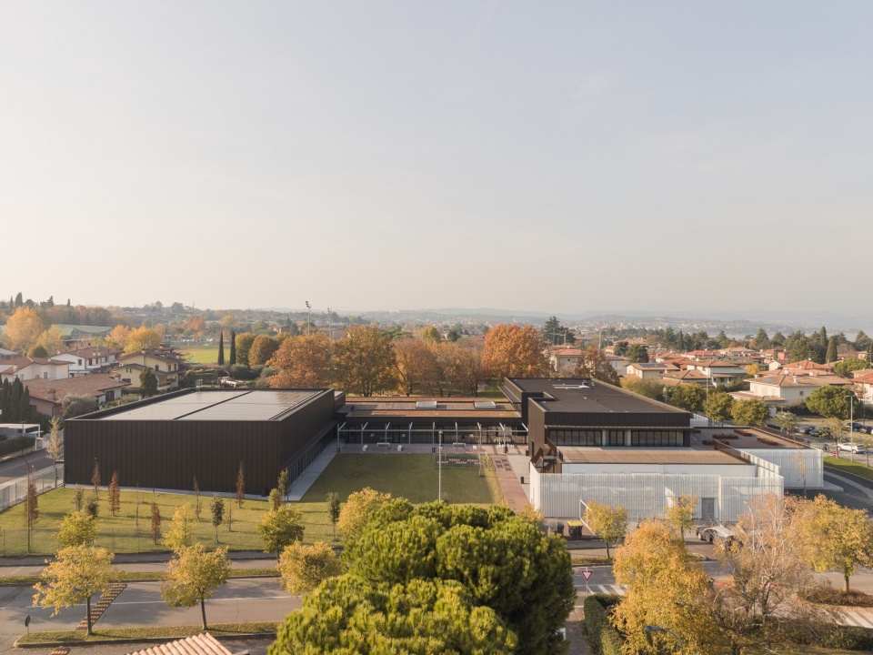 学校与周边城市环境 / School and its urban setting