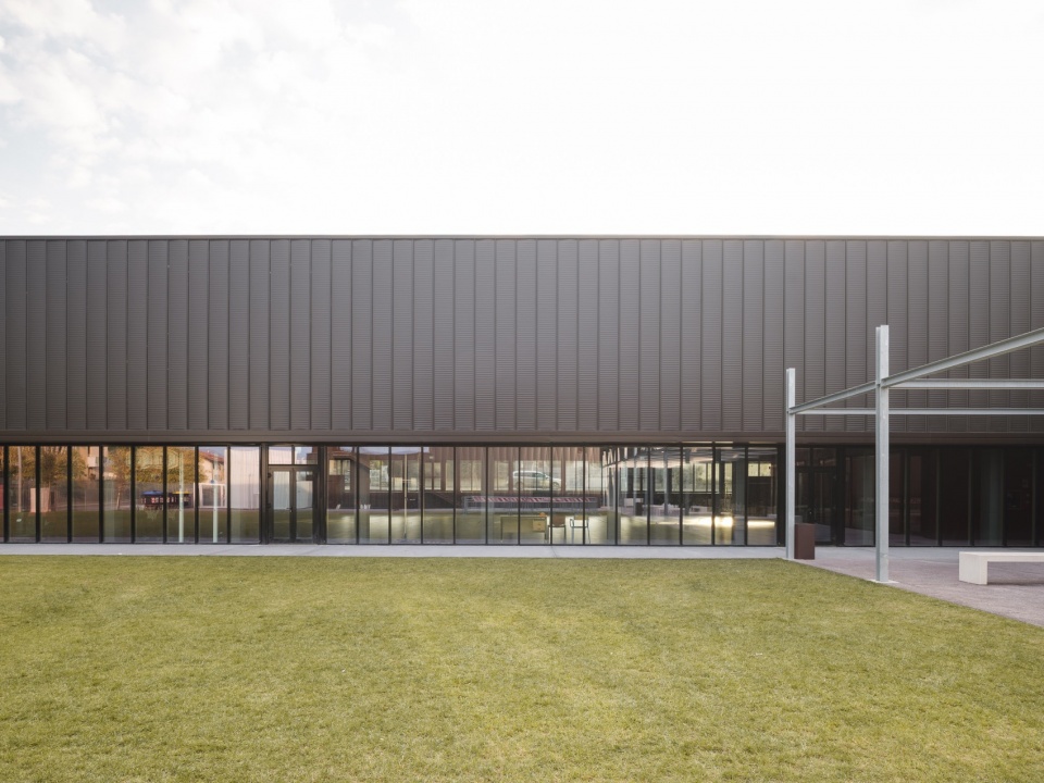 面向庭院的玻璃立面 / Glazed facade facing the courtyard