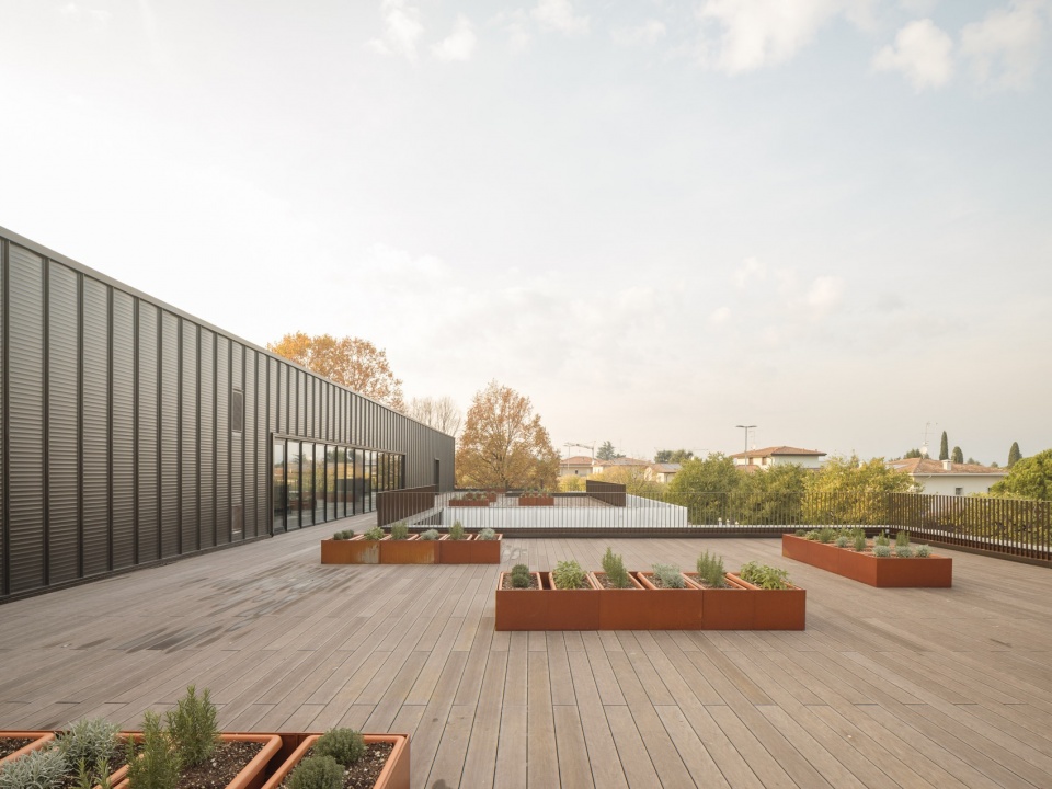 屋顶上的教学种植空间 / Educational planting areas on the roof