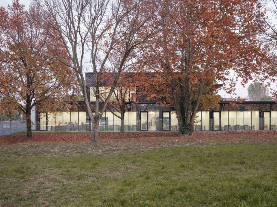 绿地中的校园外观 / School exterior seen from the green space