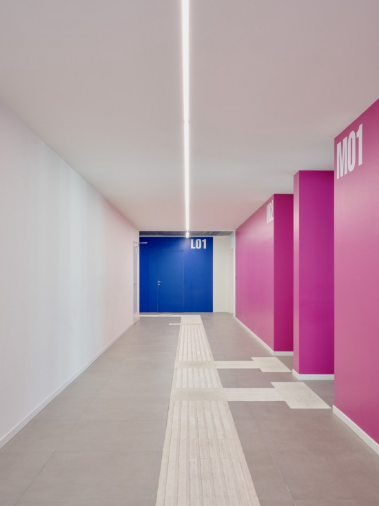 以色彩识别教学区域的走廊 / Colour-coded academic areas