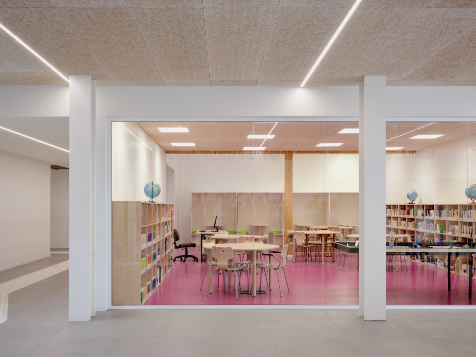 教室与走廊的视觉联系 / Visual connection between classroom and corridor