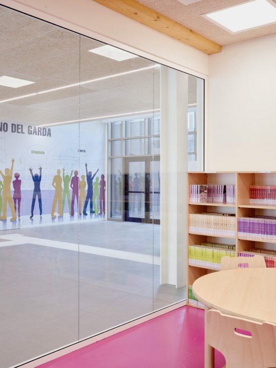 教室入口与储物设施 / Classroom entrance and storage