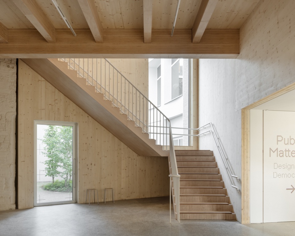 向上盘旋的木楼梯,Ascending timber staircase