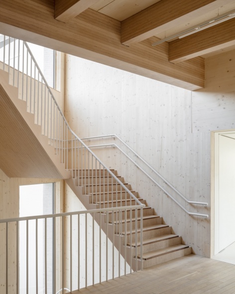 楼梯间的木材与光线,Timber and daylight in the stairwell
