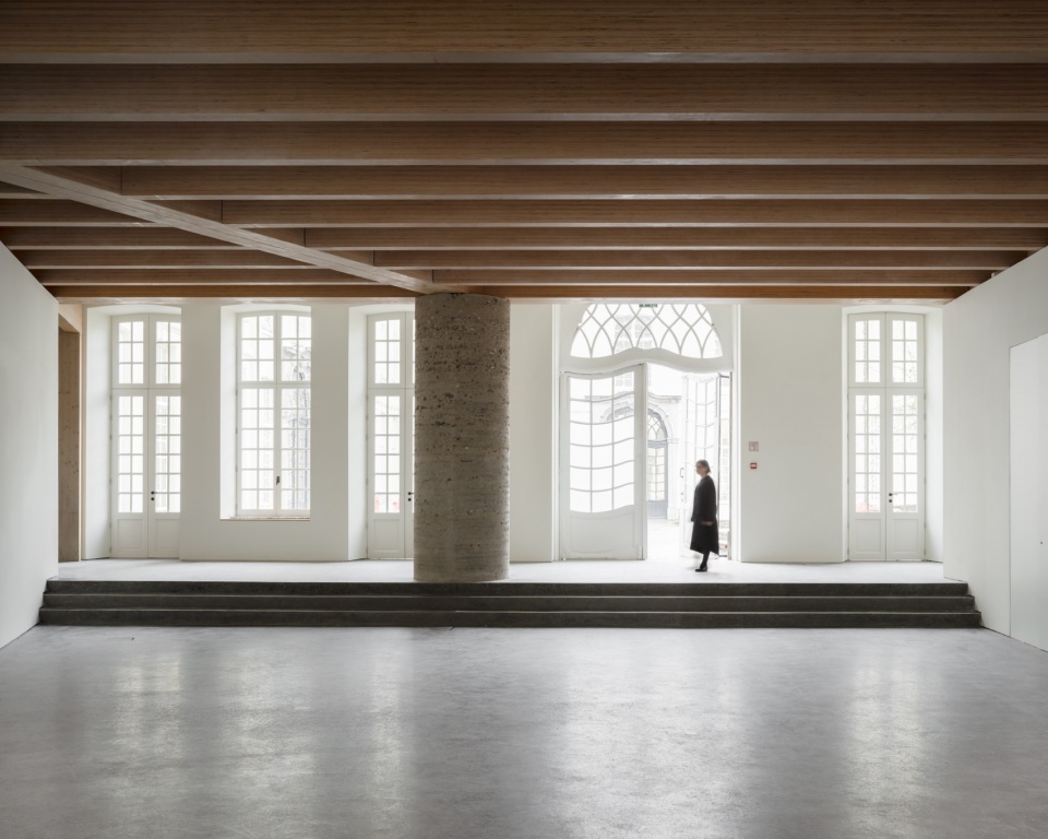 城市客厅与Grond Studio设计的柱子,City Room with column by Grond Studio