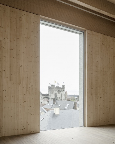 框定Gravensteen城堡的窗景,Window framing Gravensteen Castle